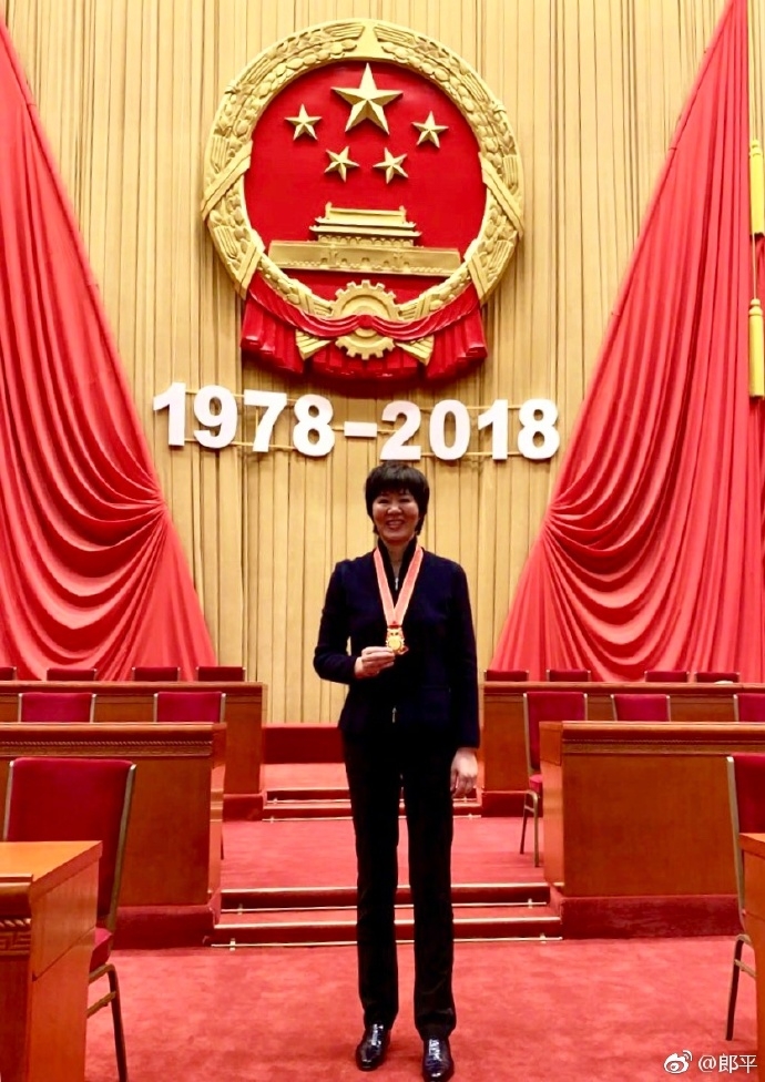 郎平曬改革先鋒證書獎(jiǎng)?wù)?！?dòng)情回憶女排奮斗史惹人淚目