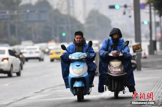 圖為“全副捂裝”出行的成都市民。 張浪 攝