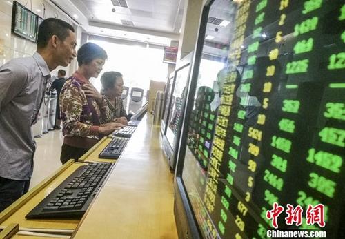 資料圖：股民關(guān)注股市動態(tài)。<a target='_blank' >中新社</a>記者 駱云飛 攝