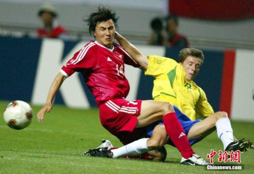 2002年韓日世界杯，中國男足歷史上首次闖入世界杯決賽圈，6月8日，中國隊在韓國西歸浦世界杯體育場與世界勁旅巴西隊對陣。<a target='_blank' >中新社</a>記者 毛建軍 攝 