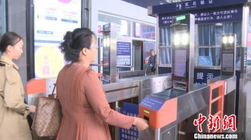 資料圖：旅客憑身份證通過電子人臉識別檢票閘機 李宇凡 攝