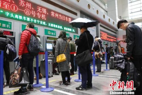 資料圖：旅客在鐵路上海站售票大廳排隊(duì)購(gòu)票。(資料照片) 殷立勤 攝