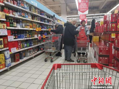 圖為超市里的煙酒區(qū)。 謝藝觀 攝