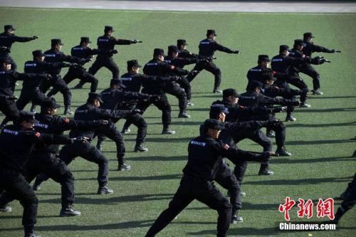 資料圖：吐魯番市組織公安機(jī)關(guān)開展綜合技能訓(xùn)練。艾爾肯 攝