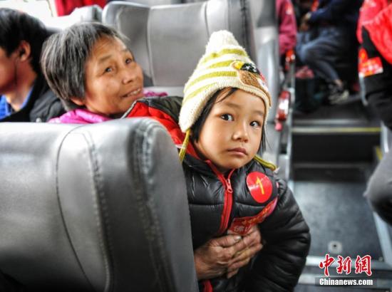 1月21日，2019全國春運(yùn)啟動(dòng)，廣東石油為騎摩托車返鄉(xiāng)的市民家屬，以及困難人群安排了免費(fèi)大巴車，并配備志愿者隨車為他們進(jìn)行服務(wù)。據(jù)悉，今年共有15輛免費(fèi)大巴車負(fù)責(zé)運(yùn)送在廣東務(wù)工人員返鄉(xiāng)過節(jié)，車上大多乘客都是騎手的父母和孩子。<a target='_blank'  >中新網(wǎng)</a>記者 李霈韻 攝
