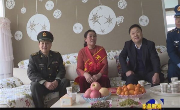 喜報(bào)送家鄉(xiāng) 親情傳軍營(yíng)