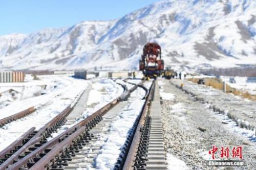 資料圖：拉薩周圍大面積降雪，川藏鐵路拉林段貢嘎縣境內施工現場氣溫驟降。中鐵十一局的建設者們頂著嚴寒，在冰天雪地中持續(xù)鋪軌施工。何蓬磊 攝 