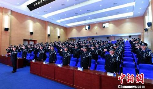 公安邊防、警衛(wèi)部隊舉行集體換裝和入警宣誓儀式