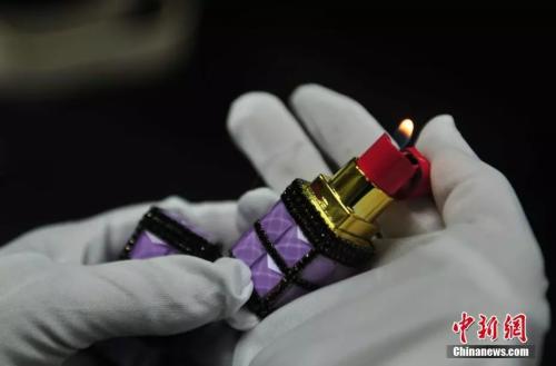 資料圖：沈陽(yáng)桃仙國(guó)際機(jī)場(chǎng)安檢中心工作人員展示口紅打火機(jī)。<a target='_blank' >中新社</a>記者 于海洋 攝
