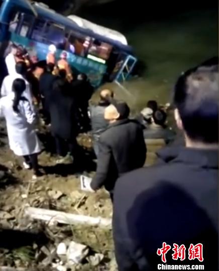 陜西寧強(qiáng)發(fā)生一起公交車墜江事故 2人遇難(圖)