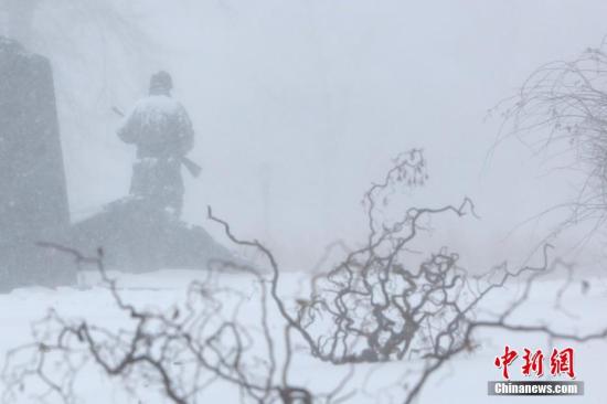 美國(guó)遭“炸彈氣旋”侵襲：60萬(wàn)戶停電 數(shù)百航班取消