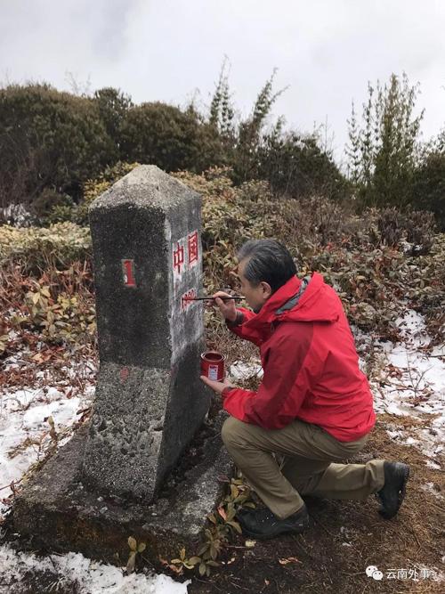 王毅徒步巡查“共和國1號碑” 為“中國”兩字描紅