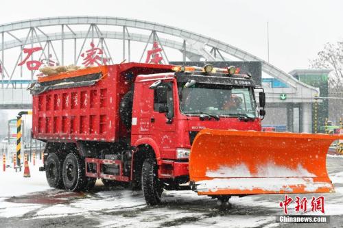 2月14日，河北石家莊一高速上道口處，除雪車準備工作。<a target='_blank' >中新社</a>記者 翟羽佳 攝