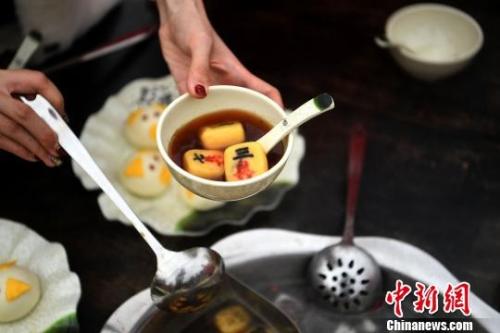 資料圖：湯圓制作成一顆顆麻將的樣式。 陳超 攝
