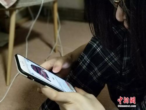 資料圖：消費者正在使用手機購物。姚露 攝