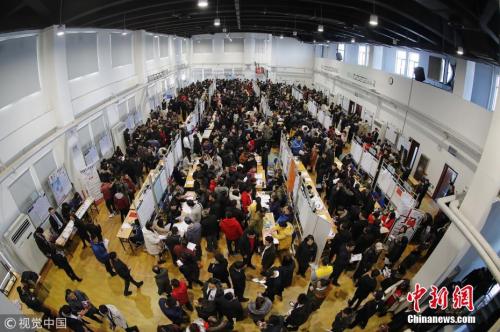春節(jié)過后，天津，泰達(dá)人才市場舉行首場大型招聘會。圖片來源：視覺中國