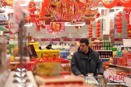 資料圖：消費者正在置辦年貨。<a target='_blank' >中新社</a>記者 余瑞冬 攝