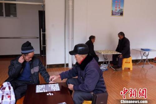 資料圖：老人們在下棋。徐學(xué)練 攝。