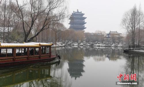 2月14日，濟南大明湖，游客乘船賞雪。<a target='_blank' >中新社</a>記者 張勇 攝