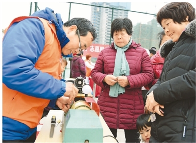 多個城市改進便民服務(wù)：便民小修攤，不說“再見”