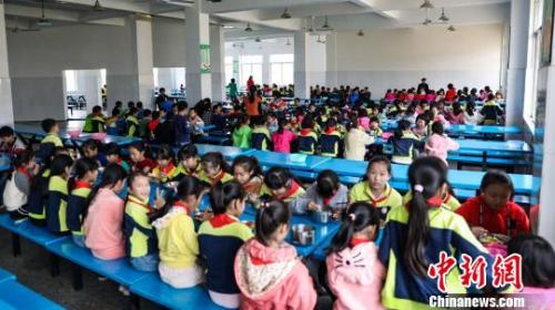 4月新規(guī)：多行業(yè)迎減稅“紅包” 中小學(xué)要建立陪餐制