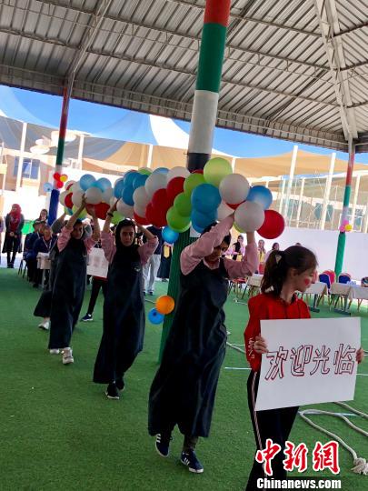 沙迦伊本哈頓特教學校歡迎中國代表團的到來。 王祖敏 攝