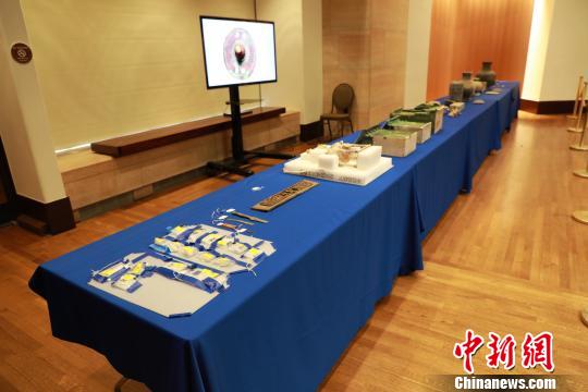 儀式現(xiàn)場展示了其中20余件(套)文物 國家文物局供圖 攝 儀式現(xiàn)場展示了其中20余件(套)文物 國家文物局供圖 攝