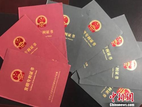 資料圖：甘肅發(fā)明專利書。 艾慶龍 攝