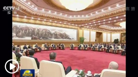李克強會見出席中國發(fā)展高層論壇2019年年會的境外代表并座談