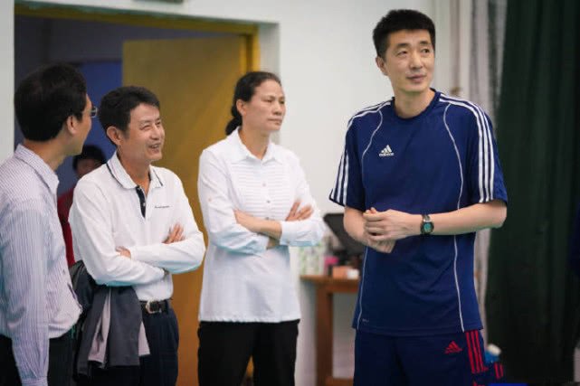 62歲陳忠和依然年輕！現(xiàn)場(chǎng)指導(dǎo)中國(guó)女排集訓(xùn)，避免當(dāng)年一錯(cuò)誤