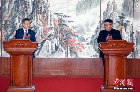 資料圖：朝鮮最高領(lǐng)導(dǎo)人金正恩（右）與韓國總統(tǒng)文在寅會晤。<a target='_blank' >中新社</a>發(fā) 平壤聯(lián)合采訪團(tuán)供圖