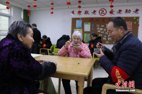 中國(guó)老齡人口已達(dá)2.5億 當(dāng)你老了，如何養(yǎng)老？