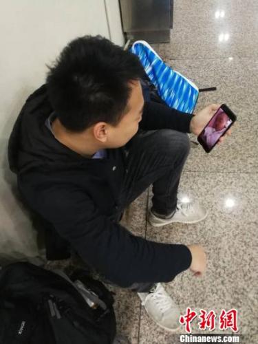 民警蹲候車(chē)廳與女兒視頻 現(xiàn)場(chǎng)既溫暖又心酸