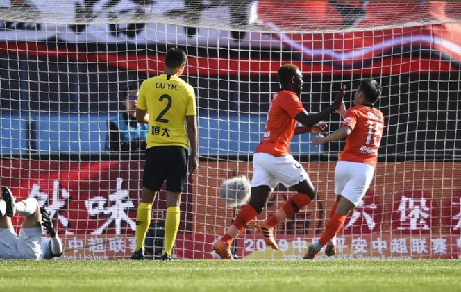 遭絕殺！恒大1-2不敵人和四連勝被終結(jié) 保利尼奧染紅