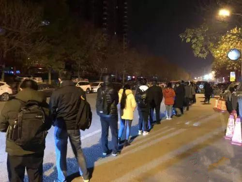 資料圖：早上5:30排隊(duì)乘車的上班族。 冷昊陽 攝