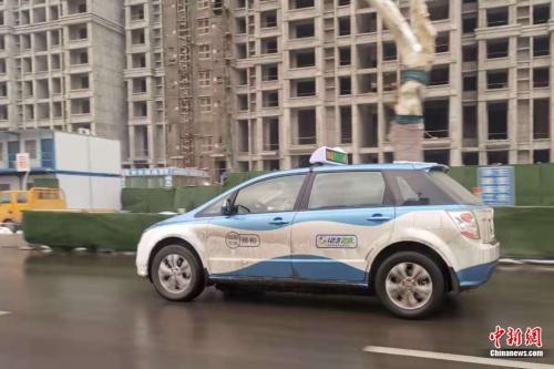 河南安陽(yáng)，路上行駛的新能源出租車。張旭 攝