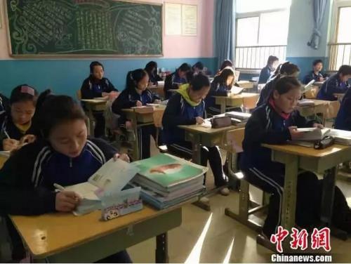 資料圖：學(xué)生們在上課。 曾鼐 攝