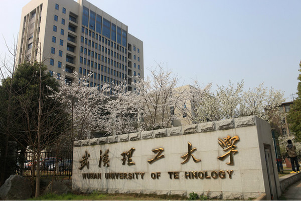 武漢理工大學(xué)一名大一男生墜樓