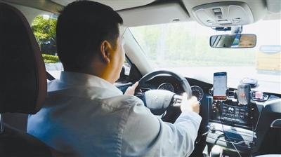 網(wǎng)約車(chē)司機(jī)月入近萬(wàn)元：現(xiàn)在的生活比在外打工強(qiáng)多了