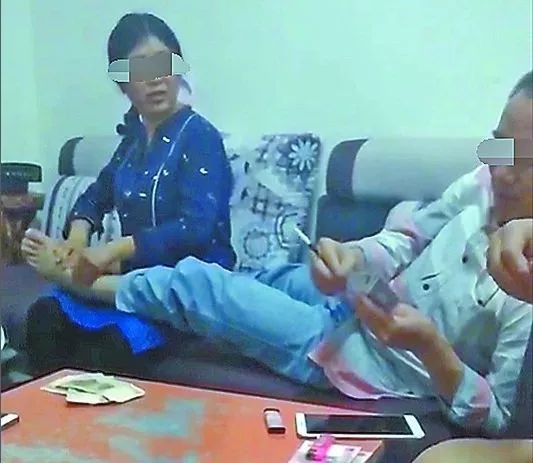 免職半個(gè)多月后 賭博時(shí)讓女副鄉(xiāng)長(zhǎng)按摩的黨委書記被抓