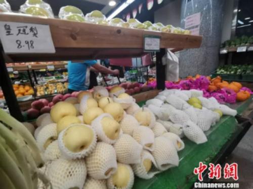 圖為超市里的皇冠梨。 謝藝觀 攝