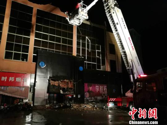 廣西百色一酒吧發(fā)生屋頂坍塌事故 已致1人傷重死亡