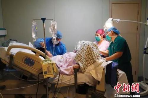 資料圖：上海市第一婦嬰保健院的產(chǎn)房內(nèi)，一名產(chǎn)婦正在分娩。 殷立勤 攝