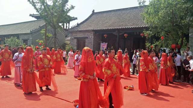河北河間：30對(duì)“零彩禮”新人舉行集體婚禮