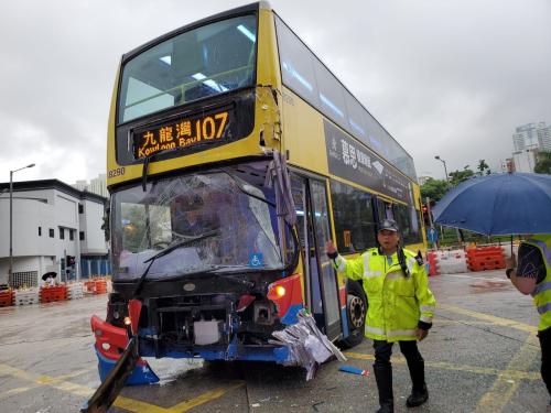 香港發(fā)生公交與旅游巴士相撞事故 目前致19人受傷