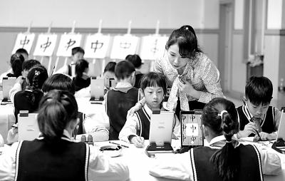 高學(xué)歷畢業(yè)生任教中小學(xué)是浪費？ 基礎(chǔ)教育要上層次