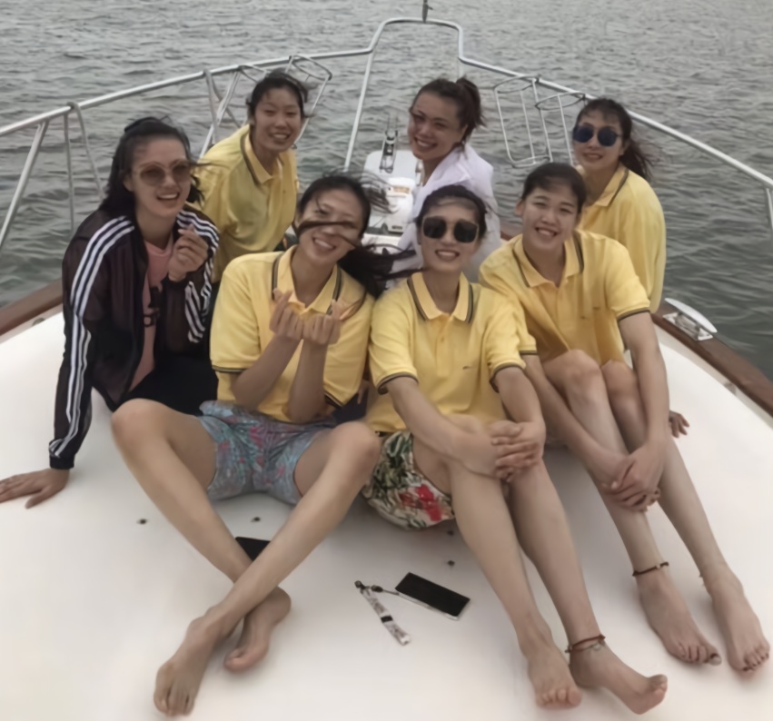 郎平又打心理戰(zhàn)！女排7大核心罕見瘋玩