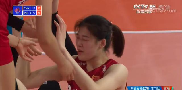 暖心！李盈瑩被對手爆頭應(yīng)聲倒地龔翔宇關(guān)切問：要不我替你接一傳