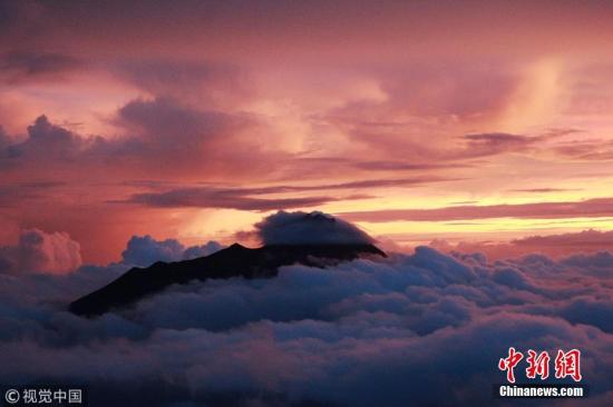 印尼日惹默拉皮火山噴發(fā)火山灰柱 高度達3000米