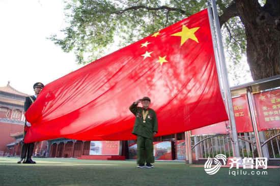 這一吻感動(dòng)全國(guó)！天安門(mén)前94歲德州老兵的無(wú)聲告白